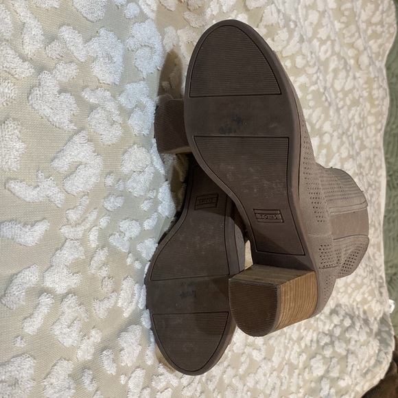 TOMS Majorica Suede Preforated Peep Toe Booties Desert Taupe 9.5 - Picture 3 of 4